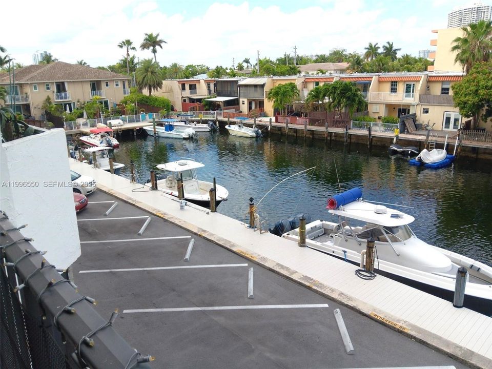 For Sale: $240,000 (1 beds, 1 baths, 828 Square Feet)
