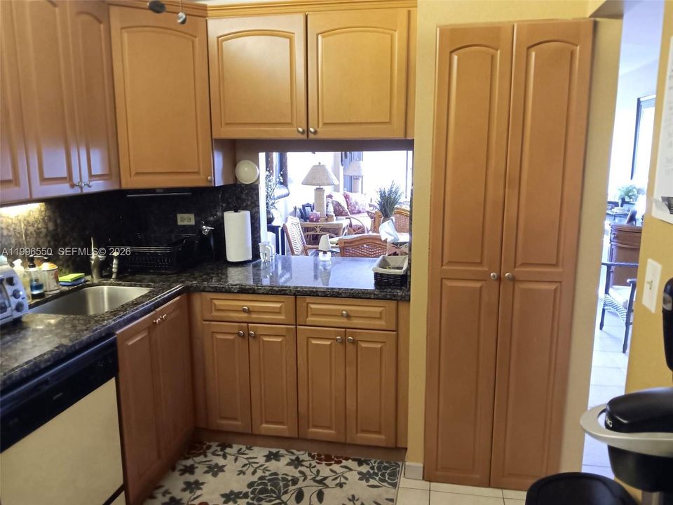 For Sale: $240,000 (1 beds, 1 baths, 828 Square Feet)