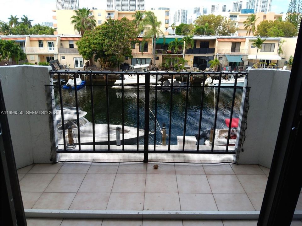 For Sale: $240,000 (1 beds, 1 baths, 828 Square Feet)