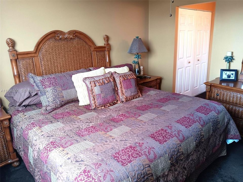 For Sale: $240,000 (1 beds, 1 baths, 828 Square Feet)