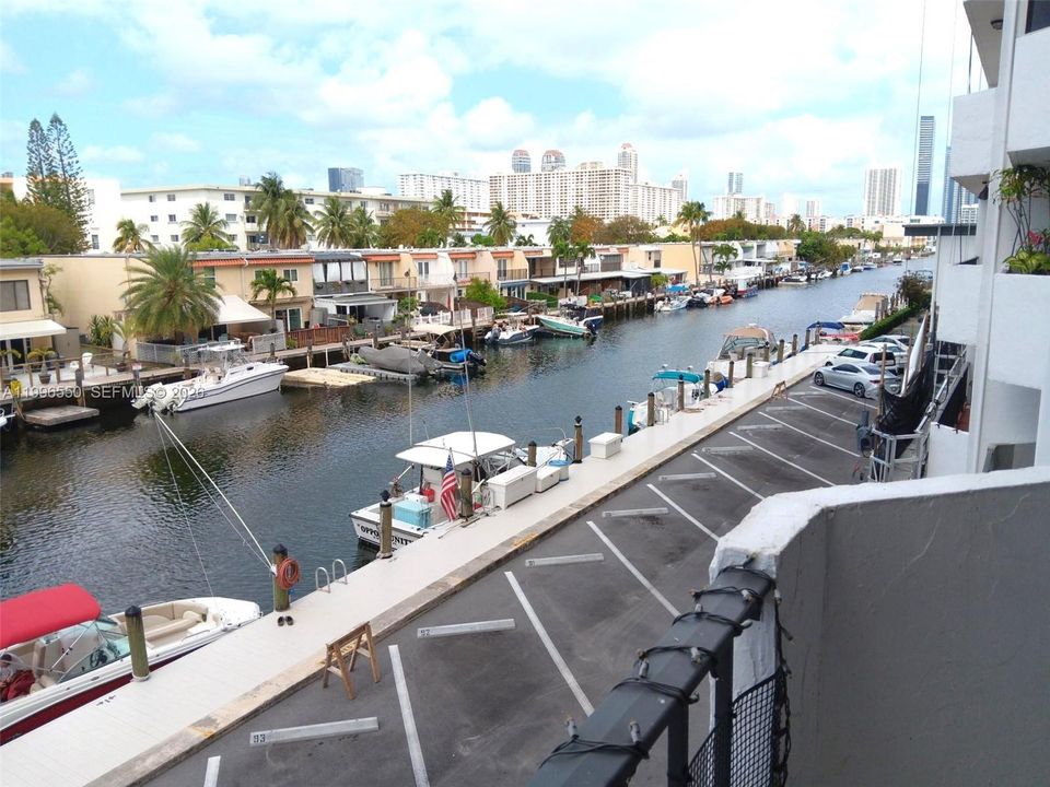 For Sale: $240,000 (1 beds, 1 baths, 828 Square Feet)