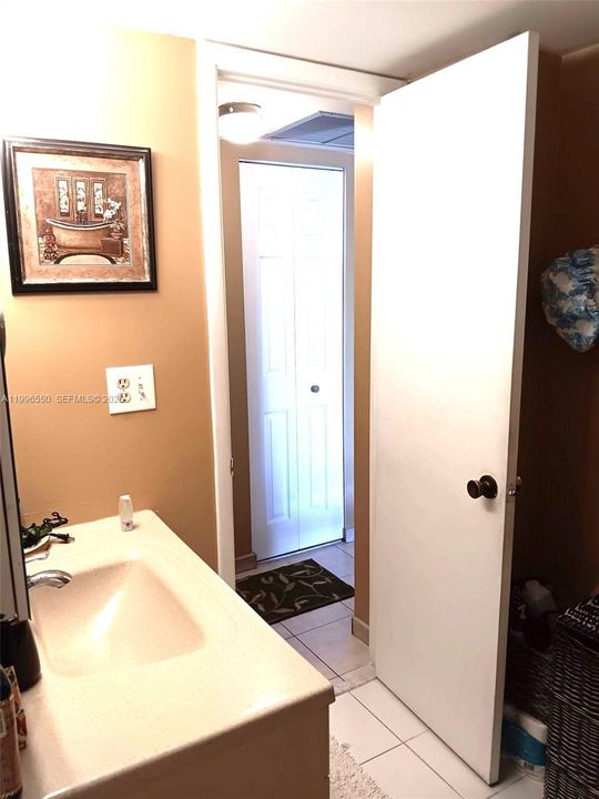 For Sale: $240,000 (1 beds, 1 baths, 828 Square Feet)