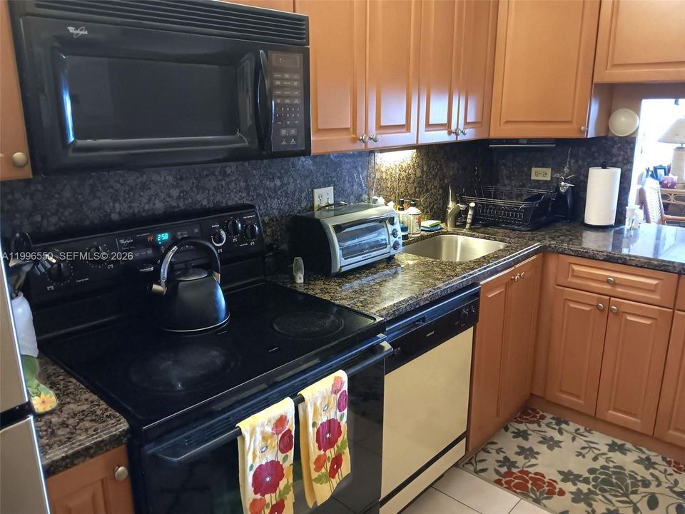 For Sale: $240,000 (1 beds, 1 baths, 828 Square Feet)