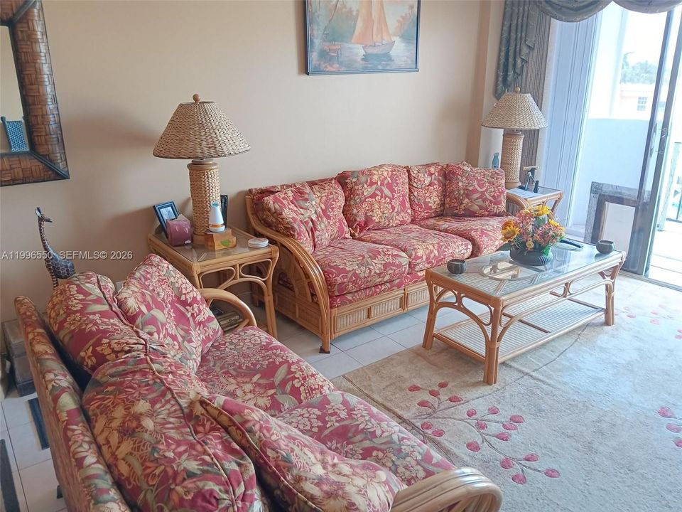 For Sale: $240,000 (1 beds, 1 baths, 828 Square Feet)