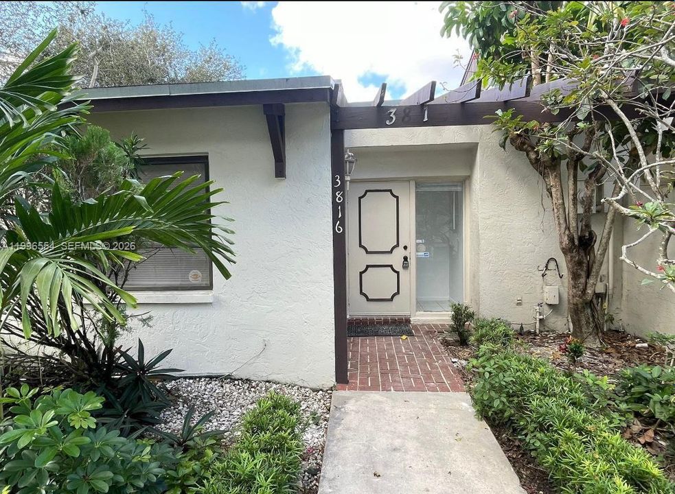 Active With Contract: $249,900 (2 beds, 2 baths, 1060 Square Feet)