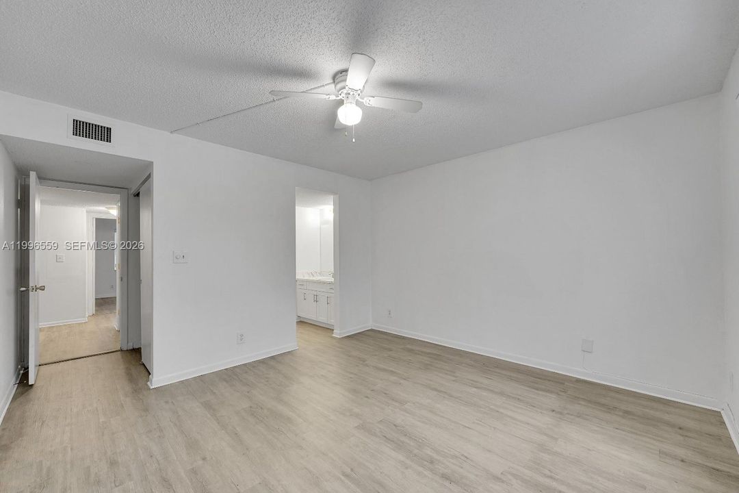 For Sale: $187,000 (2 beds, 2 baths, 990 Square Feet)