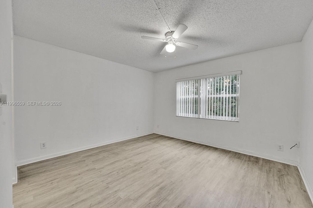 For Sale: $187,000 (2 beds, 2 baths, 990 Square Feet)