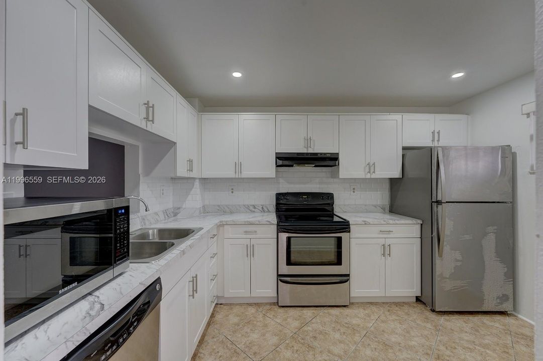 For Sale: $187,000 (2 beds, 2 baths, 990 Square Feet)