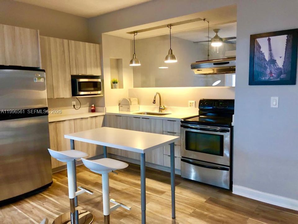 For Sale: $275,000 (1 beds, 1 baths, 530 Square Feet)