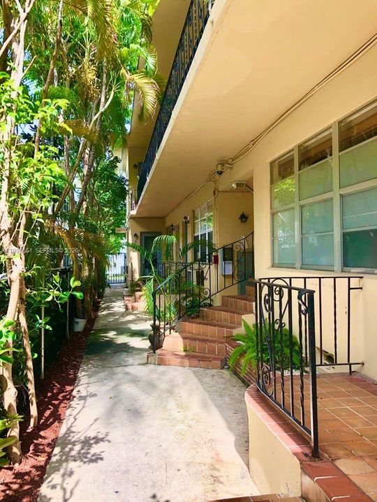 For Sale: $275,000 (1 beds, 1 baths, 530 Square Feet)