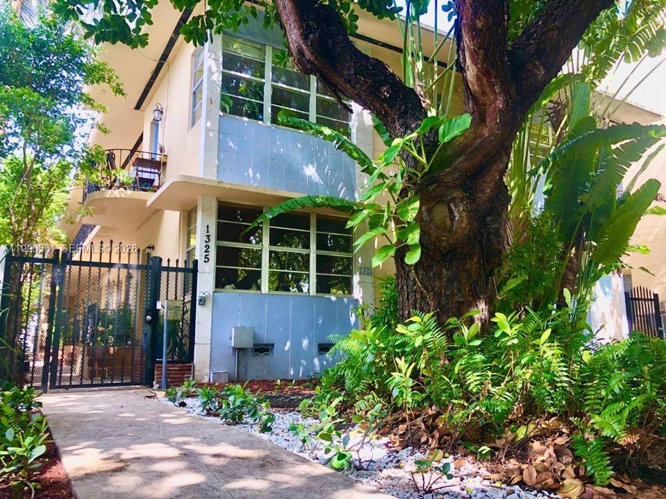 For Sale: $275,000 (1 beds, 1 baths, 530 Square Feet)