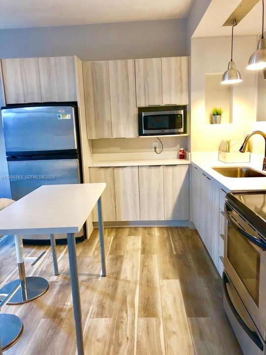 For Sale: $275,000 (1 beds, 1 baths, 530 Square Feet)