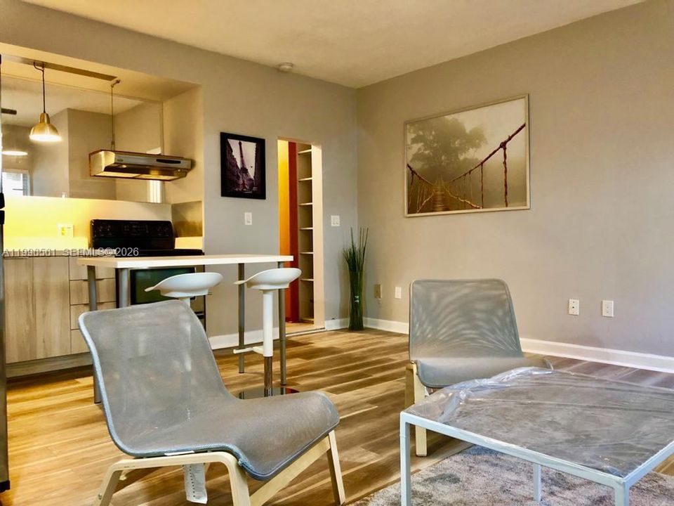 For Sale: $275,000 (1 beds, 1 baths, 530 Square Feet)