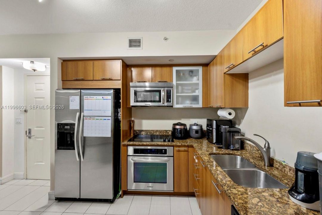 Active With Contract: $320,000 (2 beds, 2 baths, 1138 Square Feet)