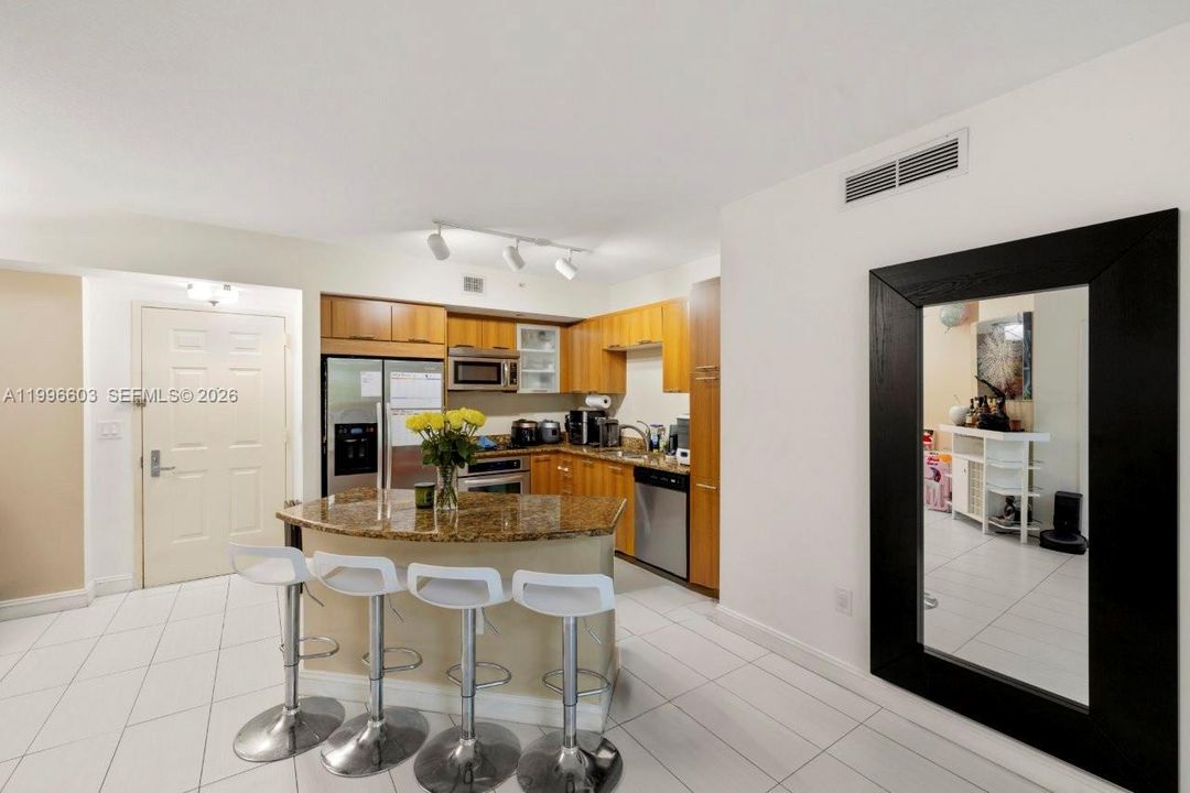 Active With Contract: $320,000 (2 beds, 2 baths, 1138 Square Feet)