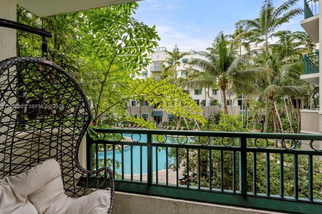 Active With Contract: $320,000 (2 beds, 2 baths, 1138 Square Feet)