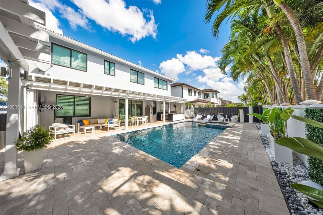 Activo con contrato: $950,000 (4 camas, 3 baños, 2580 Pies cuadrados)
