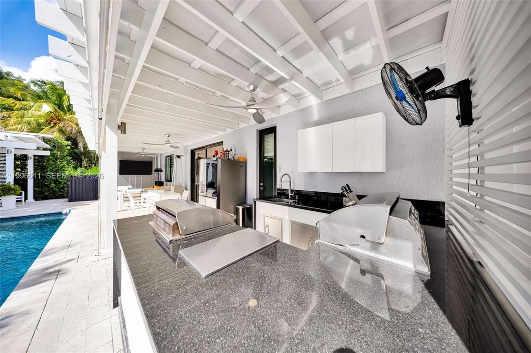 Activo con contrato: $950,000 (4 camas, 3 baños, 2580 Pies cuadrados)