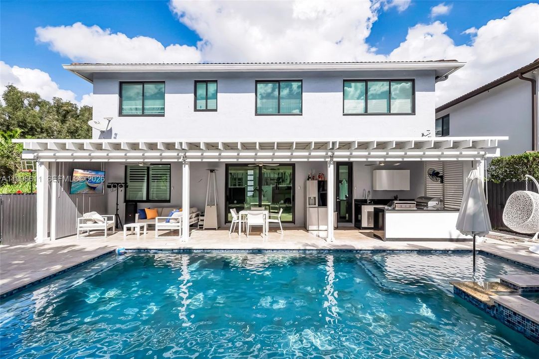 Activo con contrato: $950,000 (4 camas, 3 baños, 2580 Pies cuadrados)