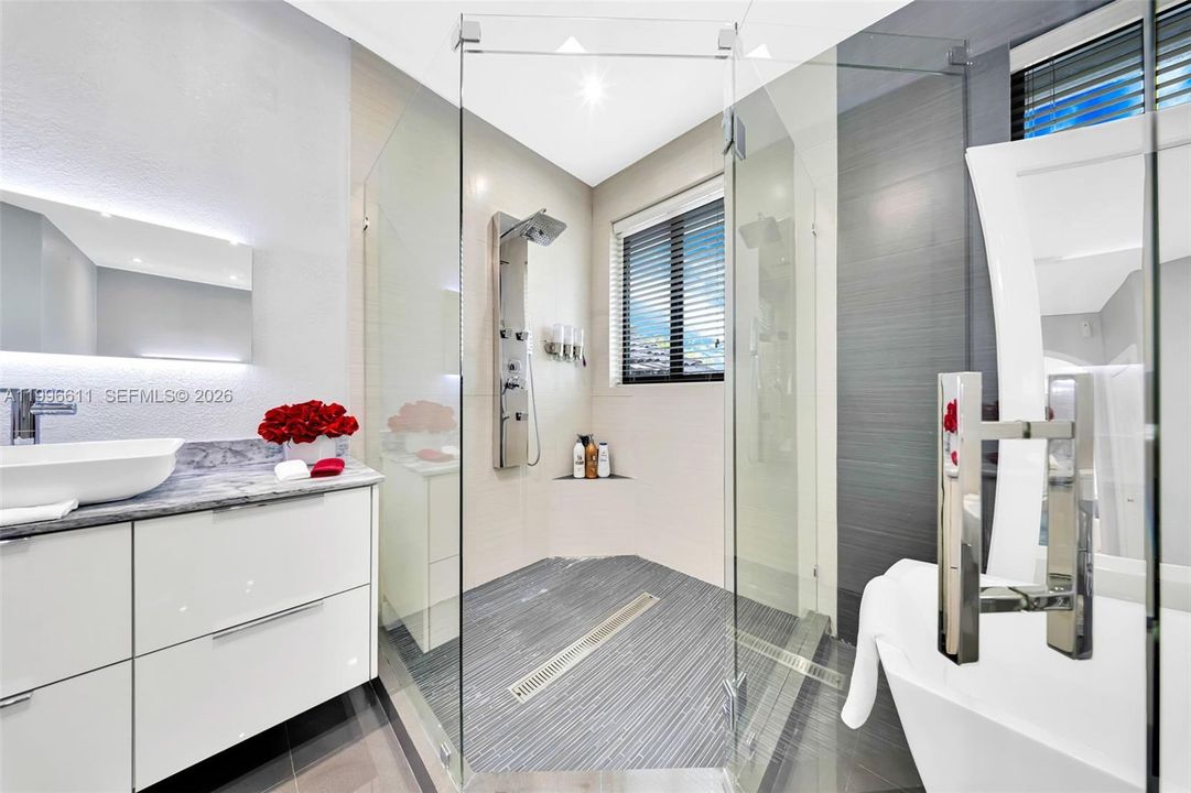 Activo con contrato: $950,000 (4 camas, 3 baños, 2580 Pies cuadrados)