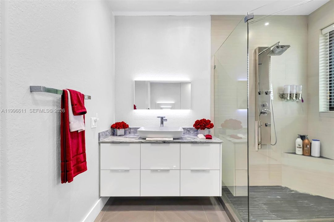 Activo con contrato: $950,000 (4 camas, 3 baños, 2580 Pies cuadrados)