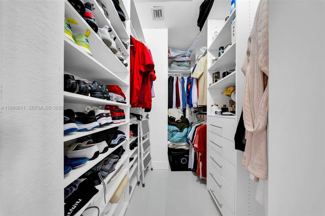 Activo con contrato: $950,000 (4 camas, 3 baños, 2580 Pies cuadrados)