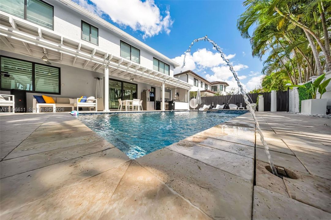 Activo con contrato: $950,000 (4 camas, 3 baños, 2580 Pies cuadrados)
