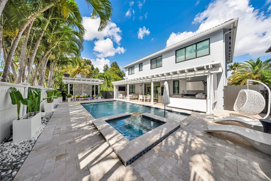 Activo con contrato: $950,000 (4 camas, 3 baños, 2580 Pies cuadrados)