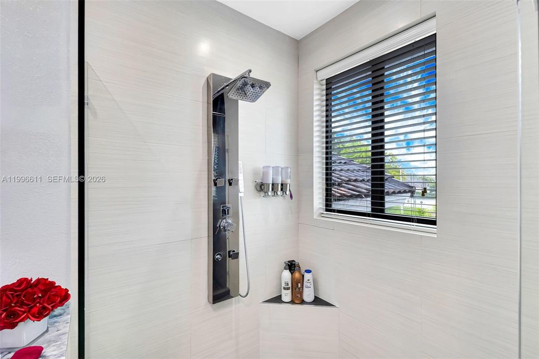 Activo con contrato: $950,000 (4 camas, 3 baños, 2580 Pies cuadrados)