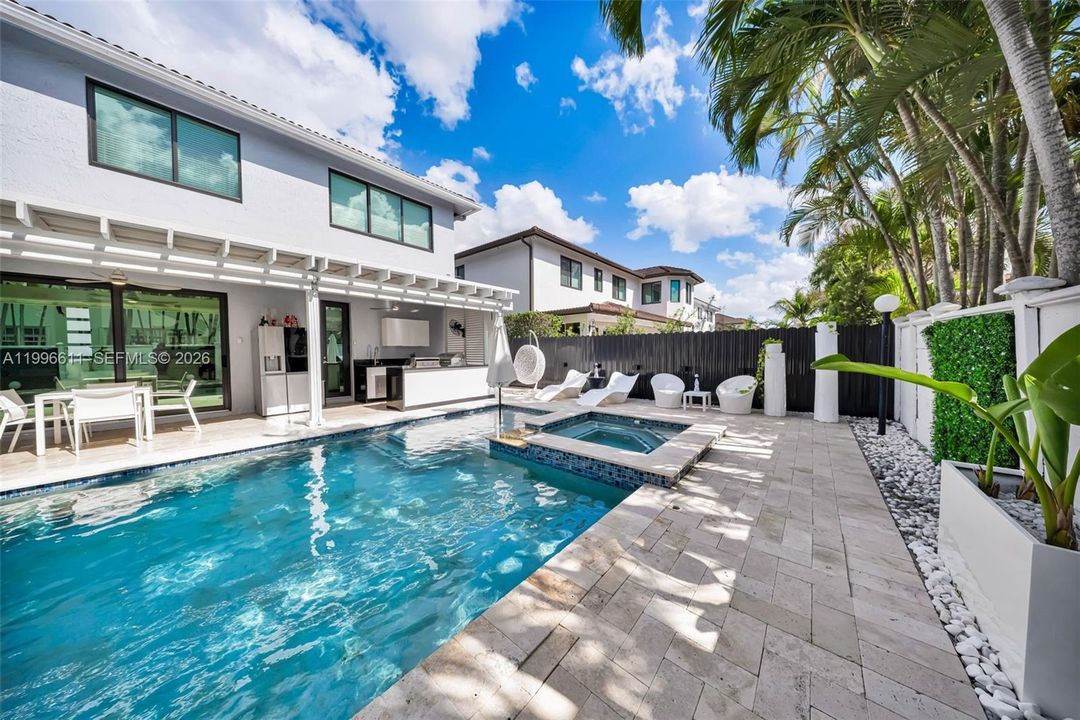 Activo con contrato: $950,000 (4 camas, 3 baños, 2580 Pies cuadrados)