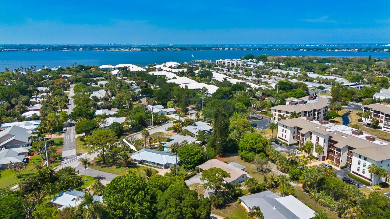 381 SE Edgewood Drive-4