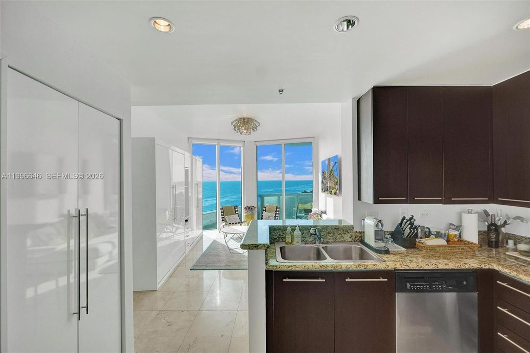 For Sale: $748,000 (1 beds, 1 baths, 667 Square Feet)
