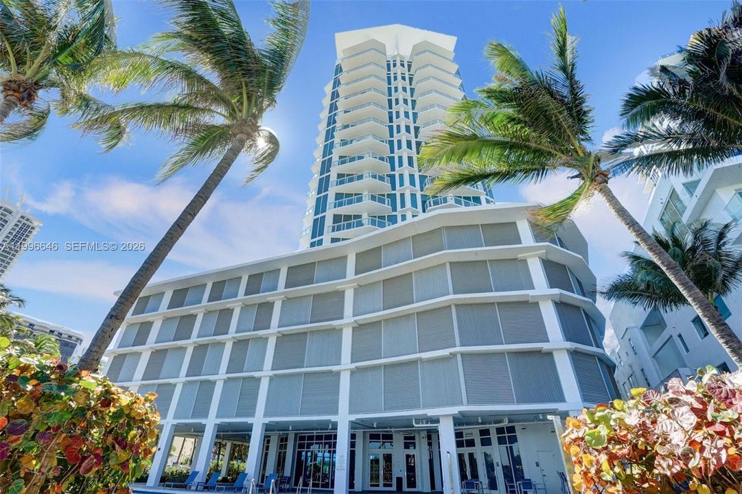 For Sale: $748,000 (1 beds, 1 baths, 667 Square Feet)