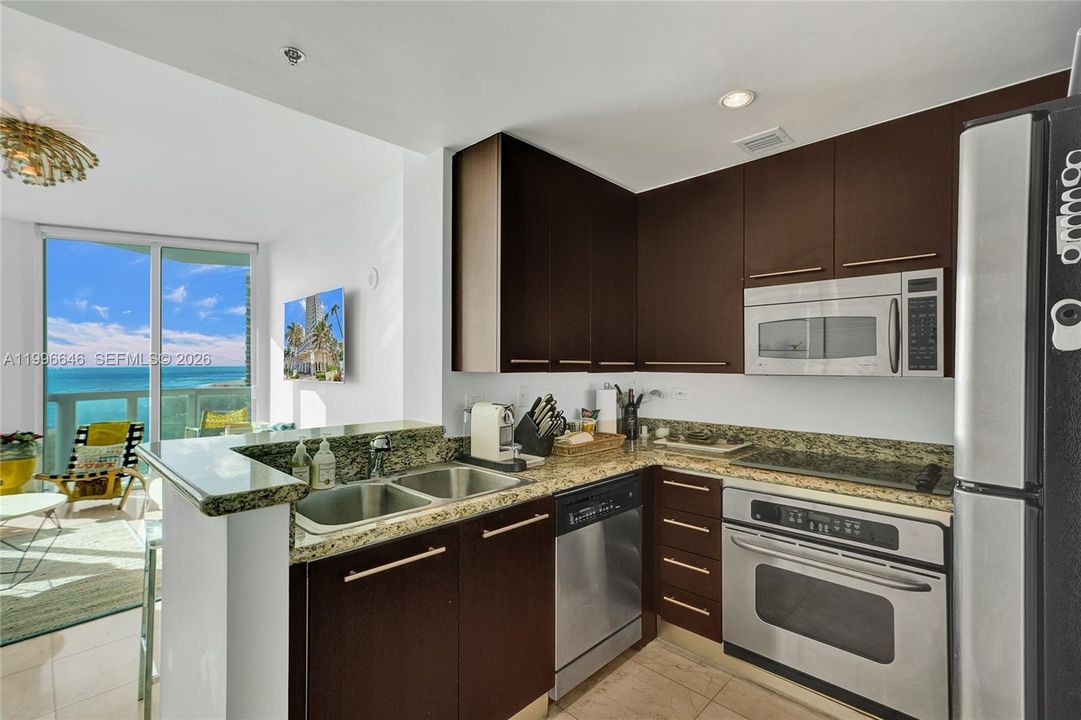 For Sale: $748,000 (1 beds, 1 baths, 667 Square Feet)