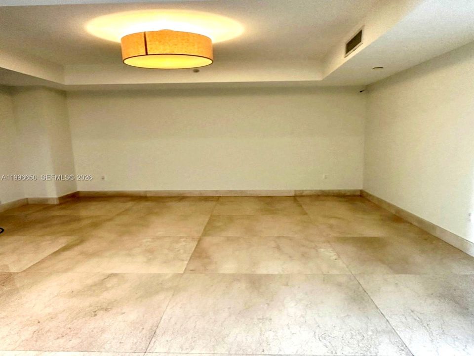 合同活跃: $9,300 (3 贝兹, 3 浴室, 3073 平方英尺)