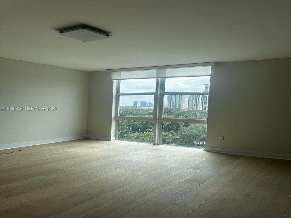 合同活跃: $9,300 (3 贝兹, 3 浴室, 3073 平方英尺)
