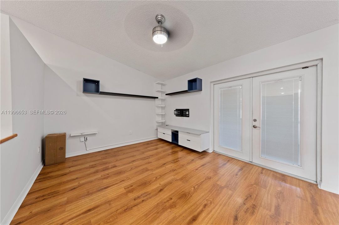 Под контрактом: $550,000 (3 спален, 2 ванн, 1878 Квадратных фут)