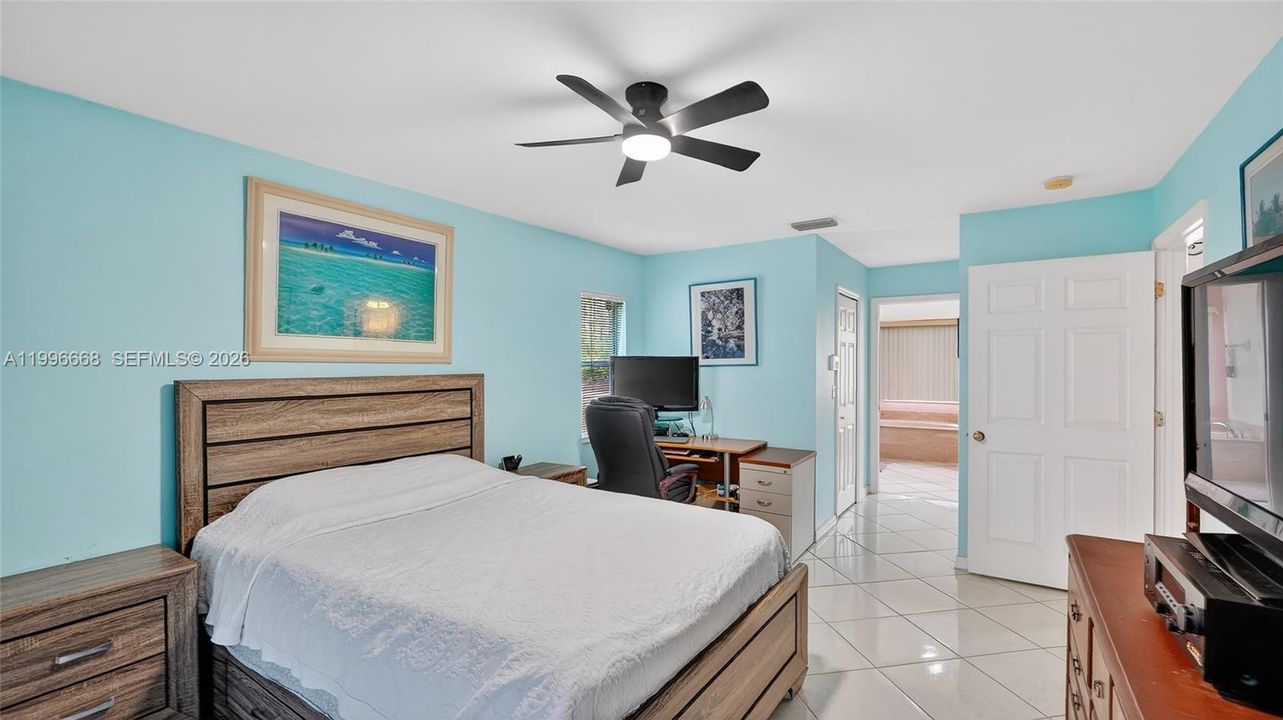 Activo con contrato: $365,000 (3 camas, 2 baños, 1800 Pies cuadrados)