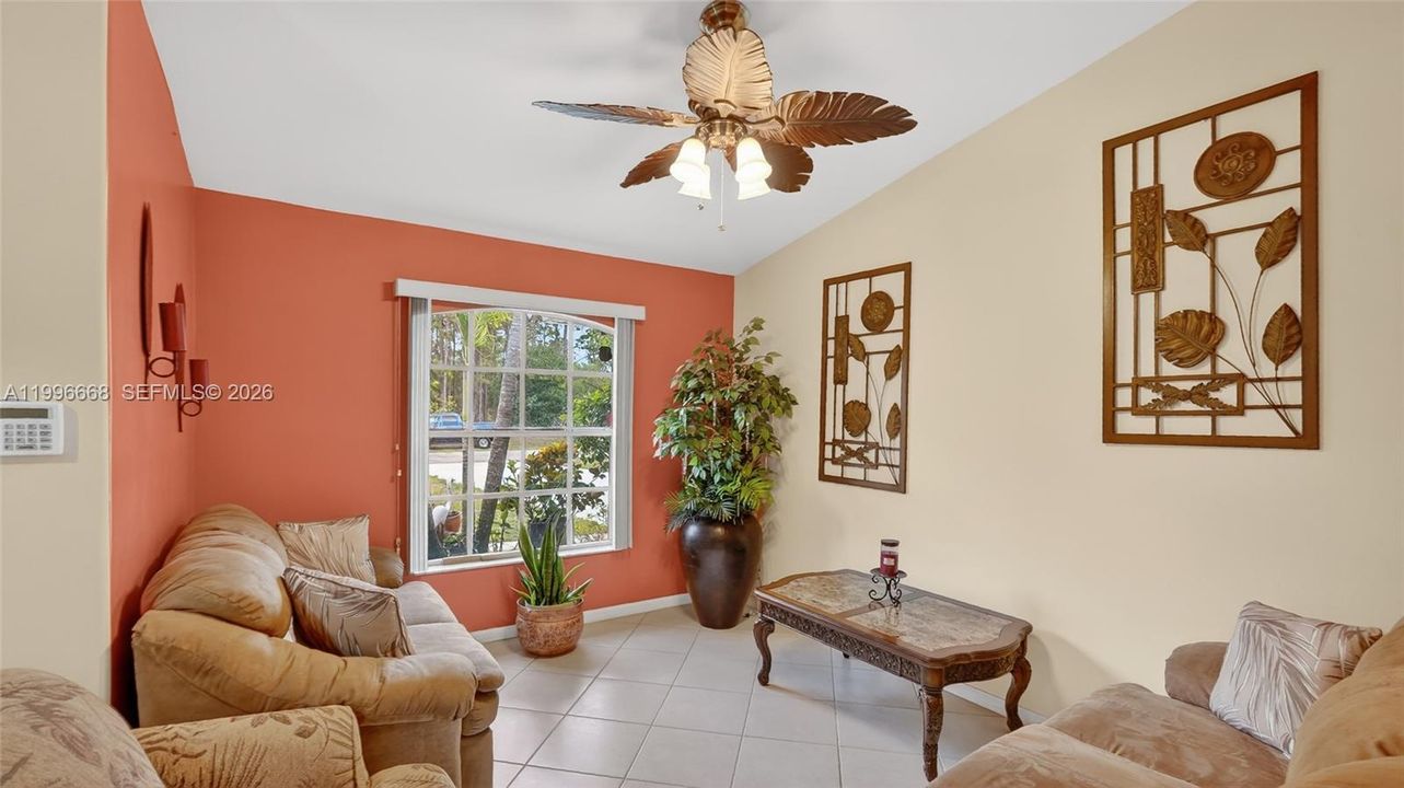 Activo con contrato: $365,000 (3 camas, 2 baños, 1800 Pies cuadrados)