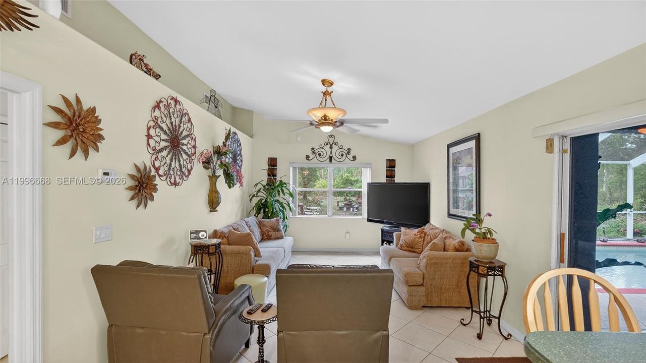 Activo con contrato: $365,000 (3 camas, 2 baños, 1800 Pies cuadrados)