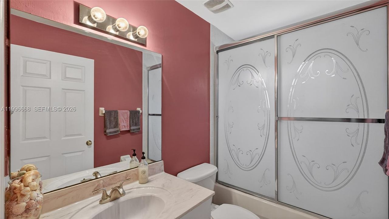 Activo con contrato: $365,000 (3 camas, 2 baños, 1800 Pies cuadrados)