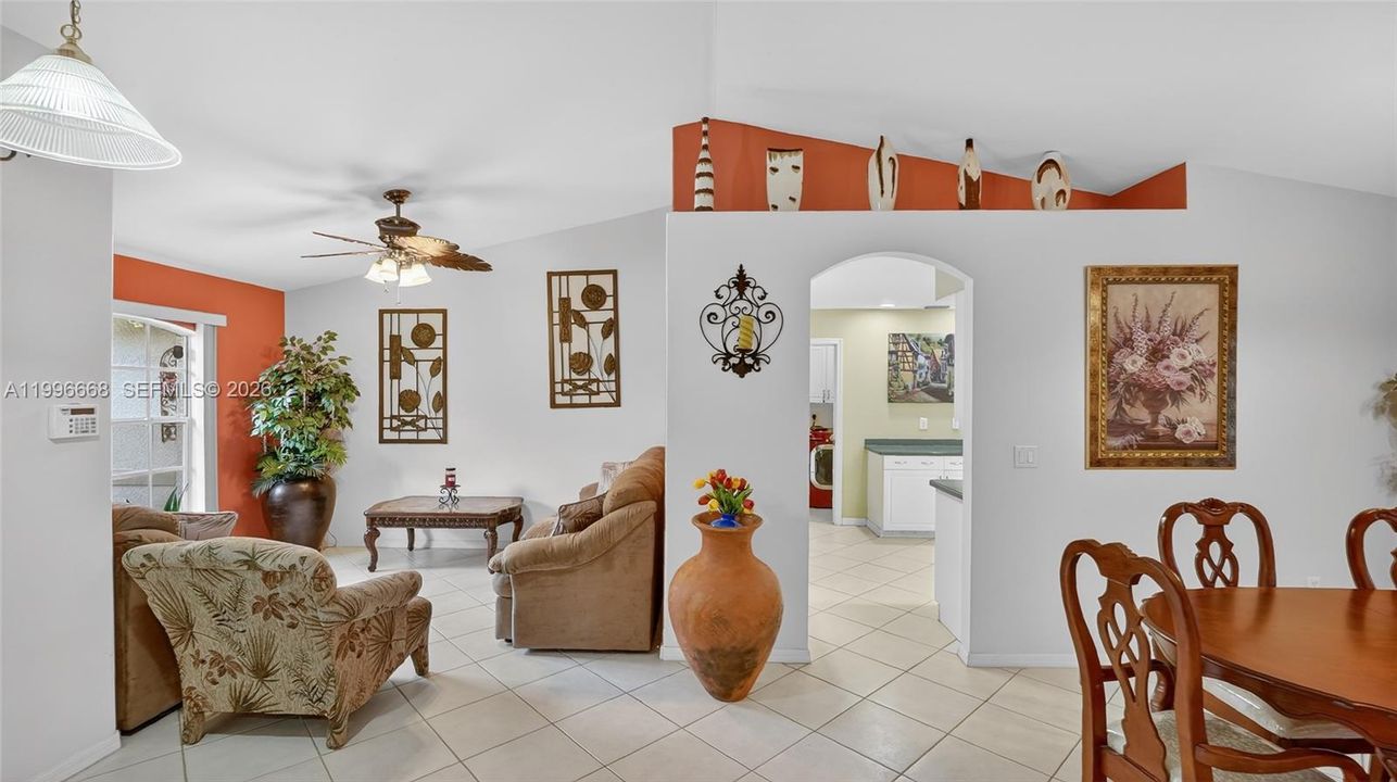 Activo con contrato: $365,000 (3 camas, 2 baños, 1800 Pies cuadrados)