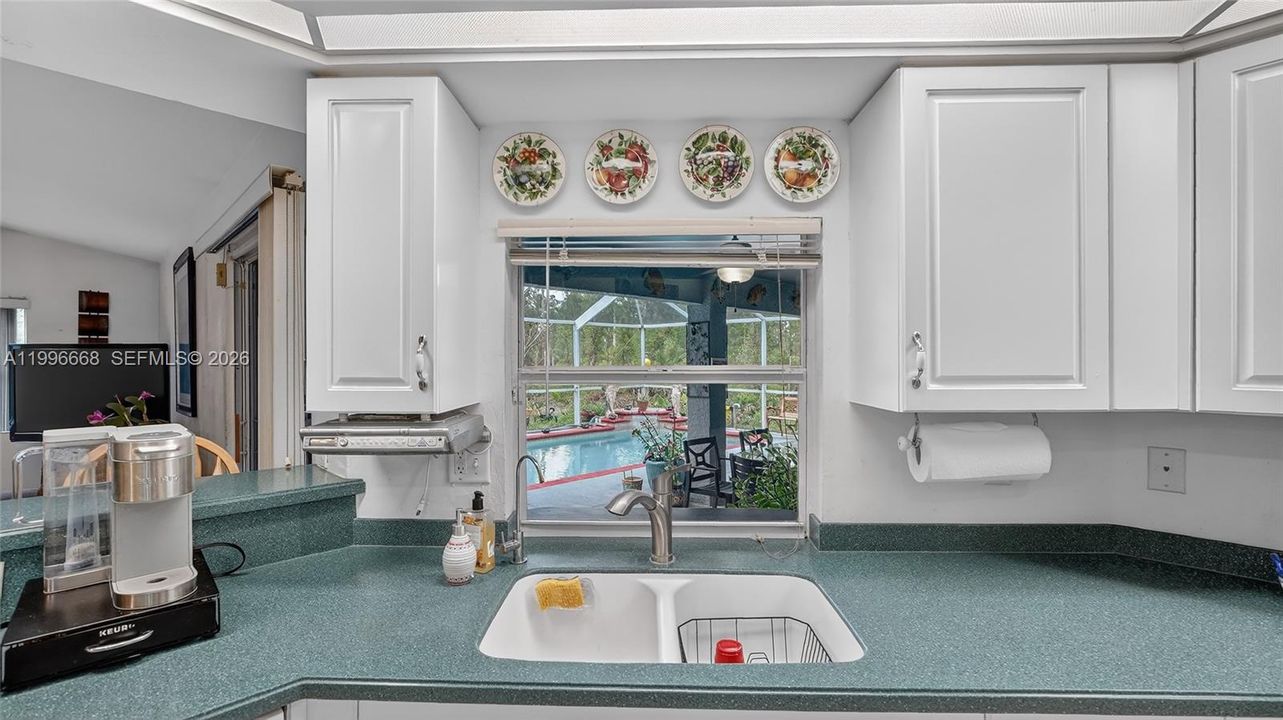 Activo con contrato: $365,000 (3 camas, 2 baños, 1800 Pies cuadrados)