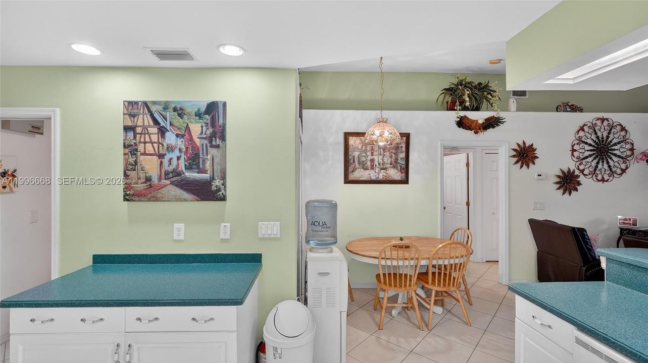 Activo con contrato: $365,000 (3 camas, 2 baños, 1800 Pies cuadrados)