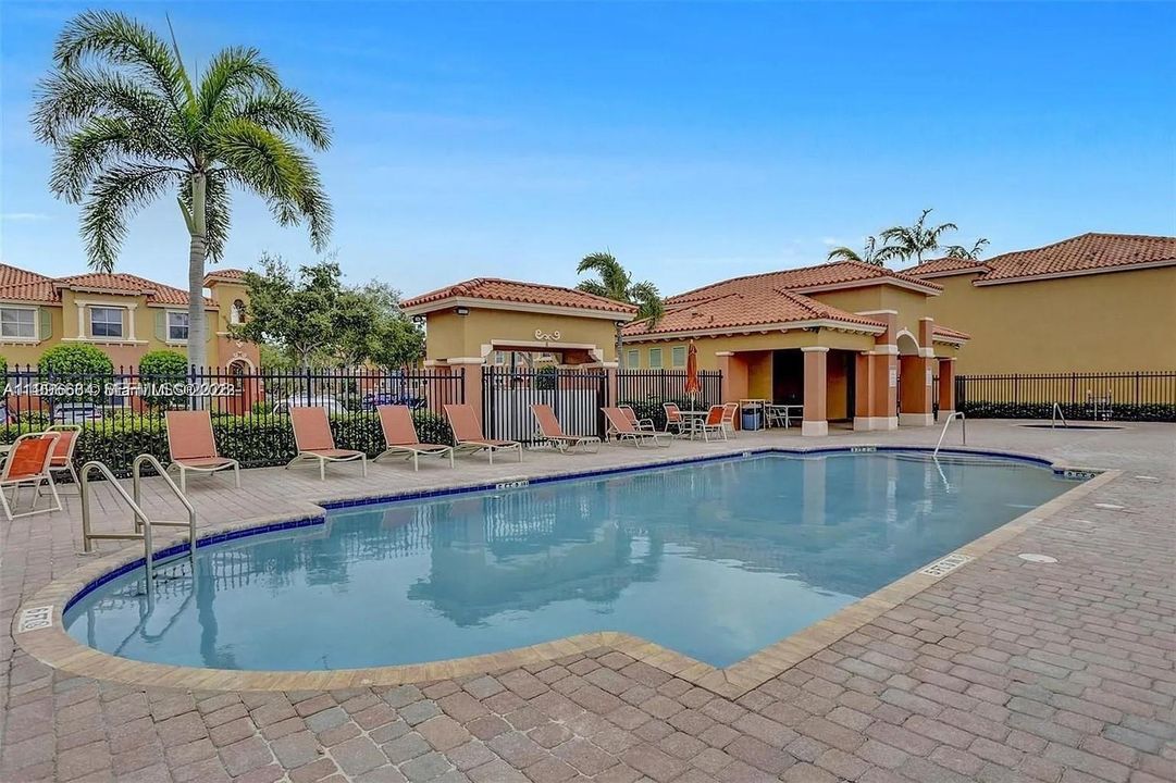 Active With Contract: $2,900 (3 beds, 2 baths, 1528 Square Feet)