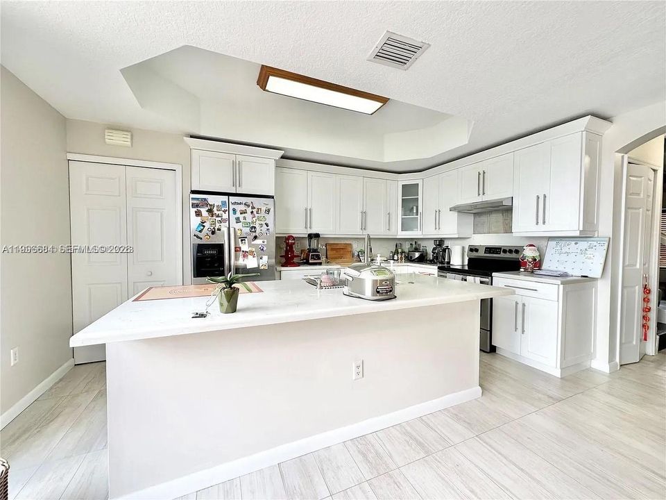 Active With Contract: $2,900 (3 beds, 2 baths, 1528 Square Feet)