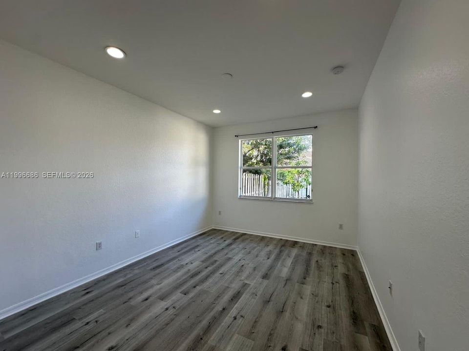 Recientemente alquilado: $2,300 (3 camas, 2 baños, 1216 Pies cuadrados)