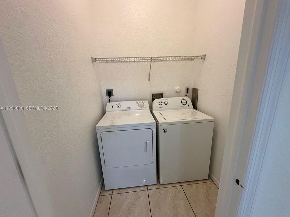 Recientemente alquilado: $2,300 (3 camas, 2 baños, 1216 Pies cuadrados)