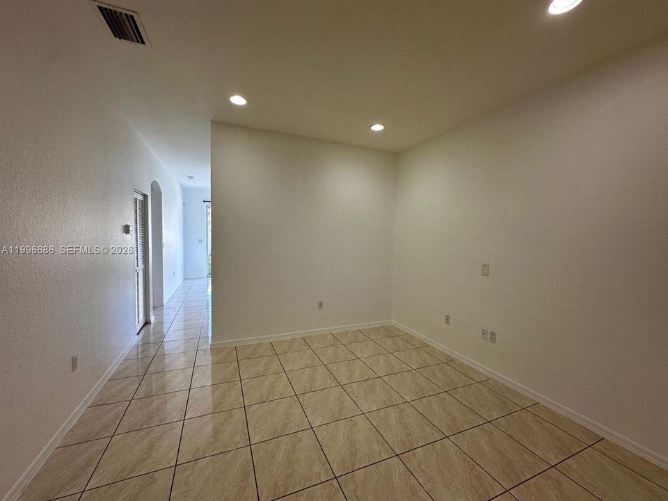 Recientemente alquilado: $2,300 (3 camas, 2 baños, 1216 Pies cuadrados)