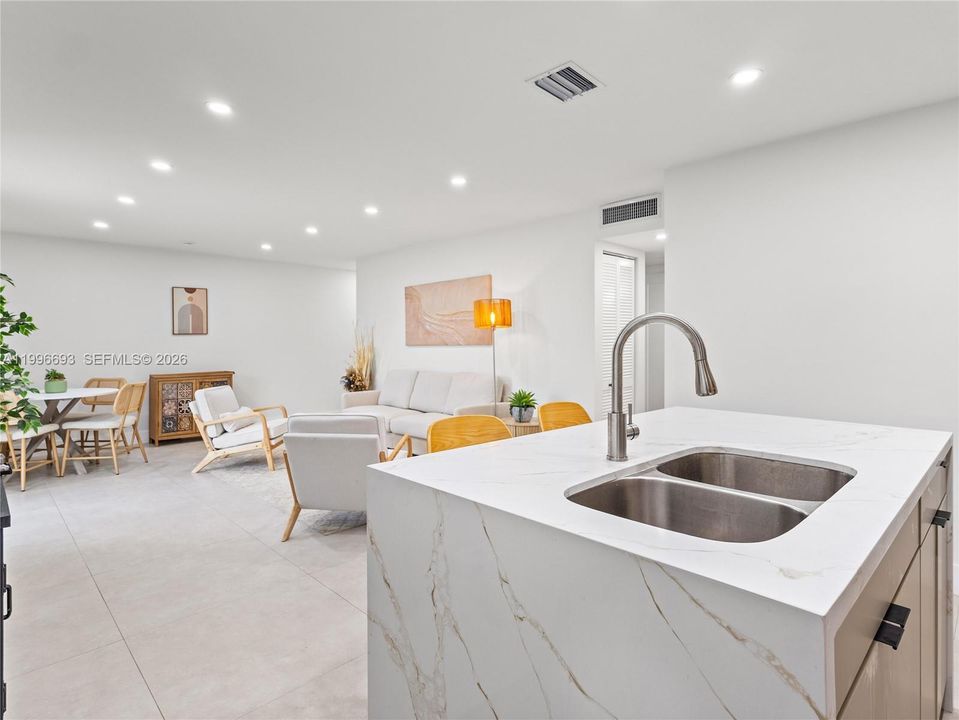 En Venta: $498,000 (2 camas, 1 baños, 824 Pies cuadrados)